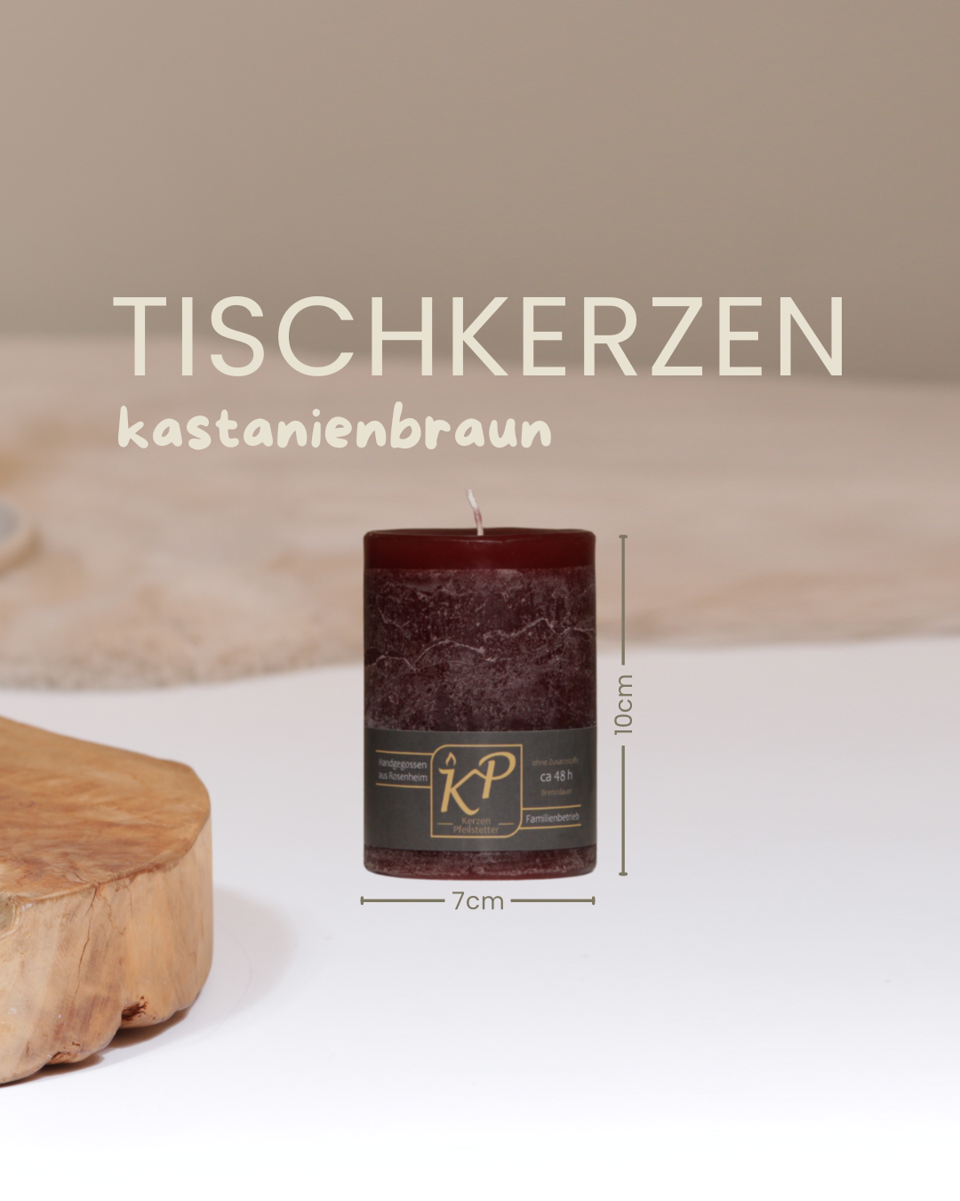 Tischkerze in kastanienbraun mit Angaben zu Höhe und Durchmesser.