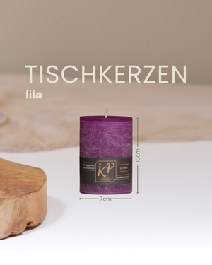 Tischkerze in lila mit Angaben zu Höhe und Durchmesser.