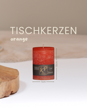 Tischkerze in orange mit Angaben zu Höhe und Durchmesser.
