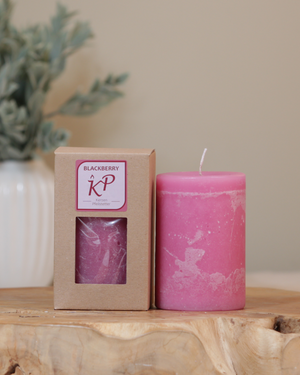 Duftkerze blackberry in der Farbe himbeerrosa mit passender Verpackung.