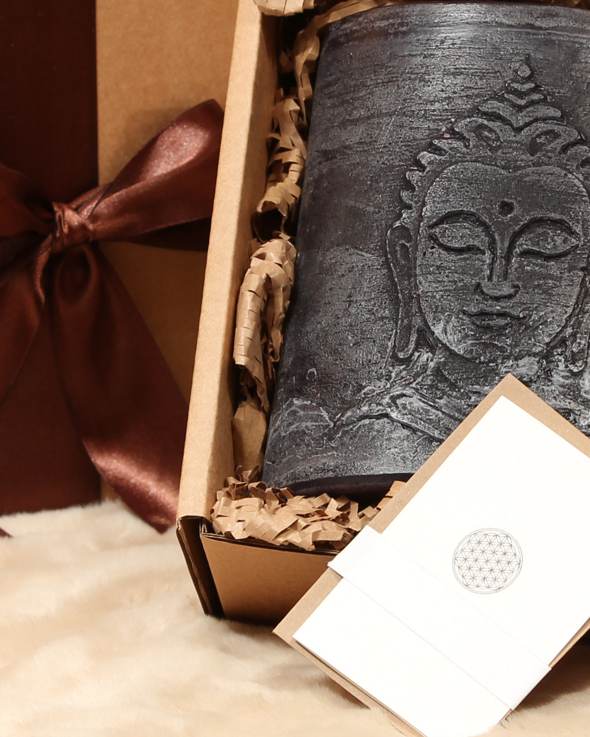Detailansicht Geschenkbox Buddha Schwarz – Kerze, Glas Streichhölzer und Karte