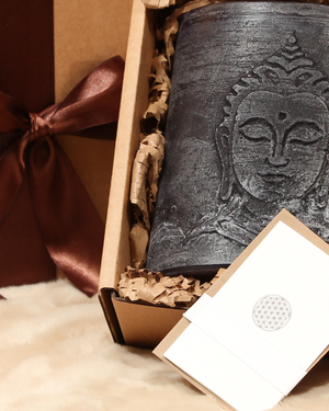 Detailansicht Geschenkbox Buddha Schwarz – Kerze, Glas Streichhölzer und Karte