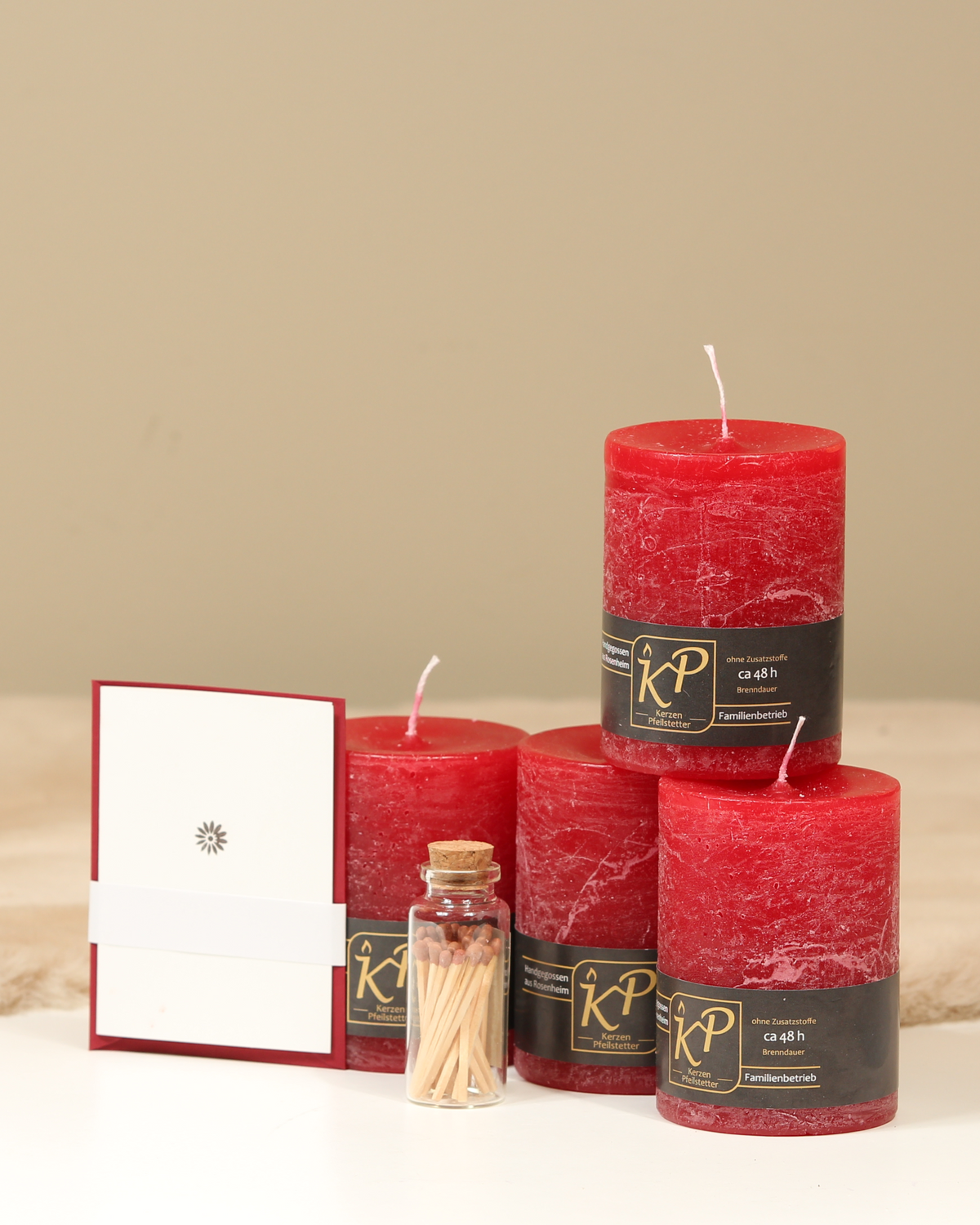 Vier Tischkerzen Winteredition in Weihnachtsrot mit Streichhölzern und Karte