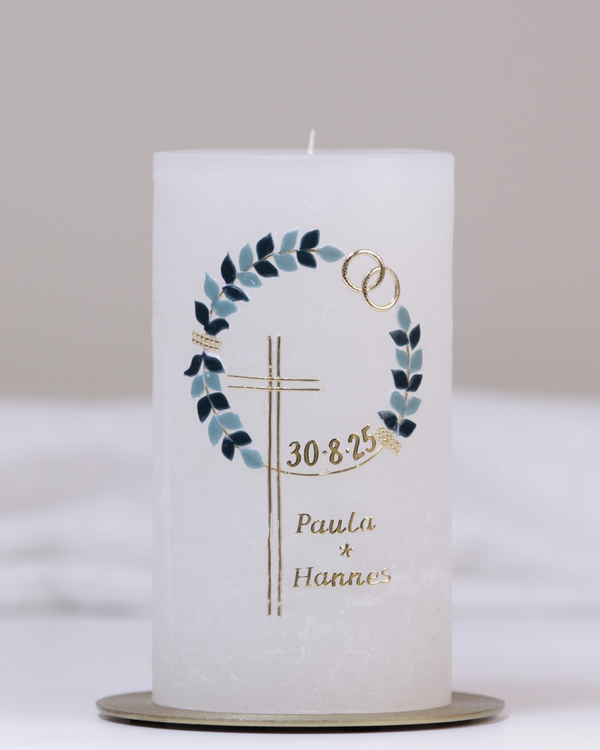 Elfenbeinfarbene Hochzeitskerze mit Kreuz, Eheringen und grüner Ranke – christlich inspiriertes Design.