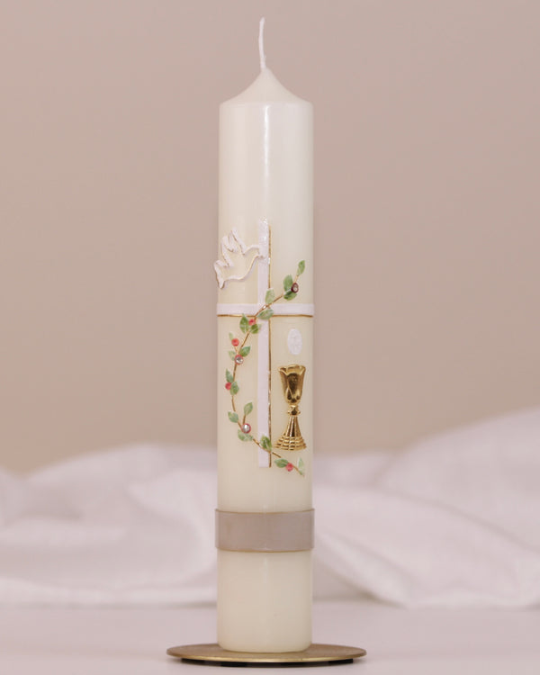 Kommunionskerze mit goldfarbenem Kreuz, weißer Taube, Kelch und zarter Blumenranke – handverziert von Wiedemann.