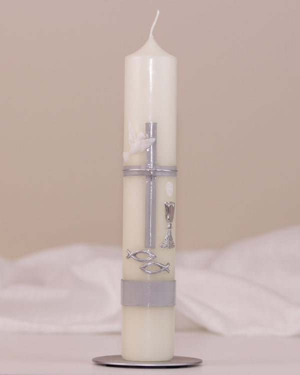 Kommunionskerze mit silbernem Kreuz, Taube, Kelch und Fischsymbol auf weißem Hintergrund – traditionell verziert von Wiedemann.