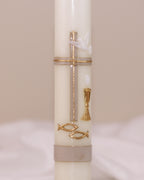 Detailansicht der goldfarbenen Verzierung mit Kreuz, Taube, Kelch und zwei Fischsymbolen – traditionell verziert auf Kommunionskerze von Wiedemann.