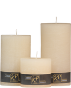 Drei Stumpenkerzen in creme nebeneinander – in den Größen Klein, Mittel und Groß.