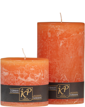 Zwei Stumpenkerzen in hellorange nebeneinander – in den Größen Klein und Mittel.