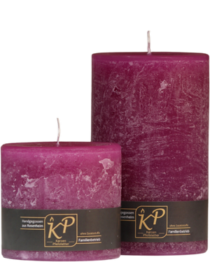 Zwei Stumpenkerzen in magenta nebeneinander – in den Größen Klein und Mittel.
