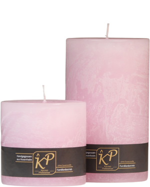 Zwei Stumpenkerzen in pastellrosa nebeneinander – in den Größen Klein und Mittel.