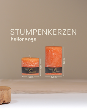Stumpenkerzen in hellorange in zwei Größen mit Angaben zu Höhe und Durchmesser.