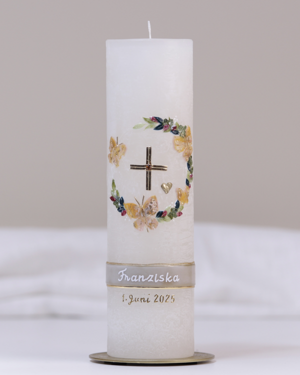 Elfenbeinfarbene Taufkerze mit gold-grüner Verzierung aus Kreuz, Herz, Blumenkranz und Schmetterlingen.