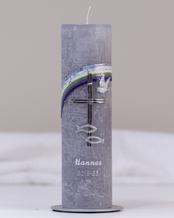Graue Taufkerze mit silber-blauer Verzierung aus Kreuz, Fisch, Taube und Regenbogen.