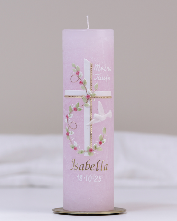Pastellrosa Taufkerze mit gold-weißer Verzierung aus Kreuz, Blumenranke, Taube und „Meine Taufe“-Schriftzug.