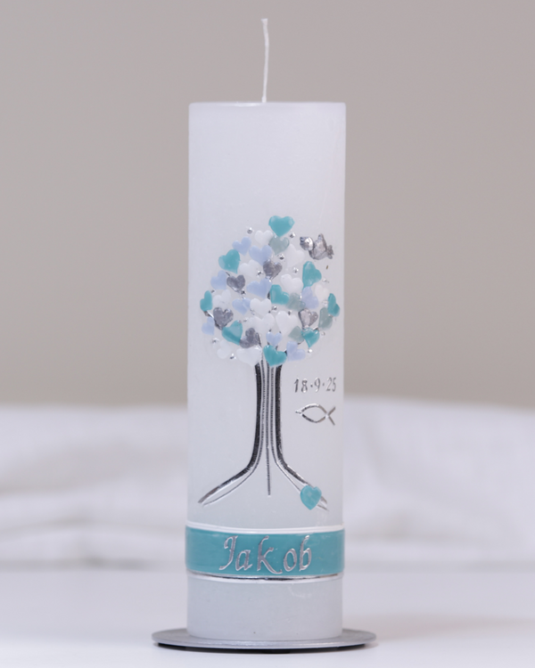 Weiße Taufkerze mit silber-blauer Verzierung aus Herzbaum und Fischsymbol.