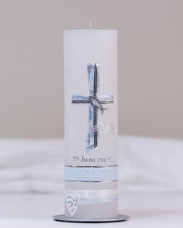 Weiße Taufkerze mit silber-blauer Verzierung aus Kreuz, Fisch, Wasserzeichen und Verzierband.