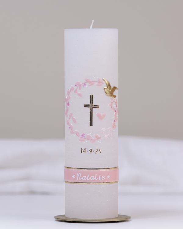 Weiße Taufkerze mit gold-rosa Verzierung aus Kreuz, Herz, Blumenranke und Schmetterlingen.