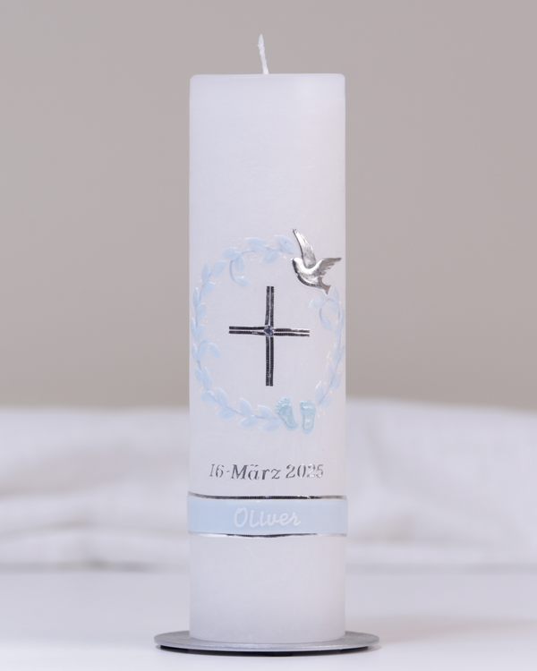 Weiße Taufkerze mit silber-blauer Verzierung aus Kreuz, Taube, Füßchen und Kranz.