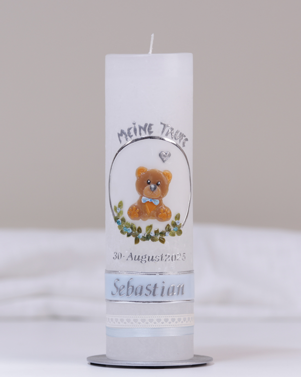 Weiße Taufkerze mit silber-blauer Verzierung aus handgeformtem Bärchen, Kreuz, Herzchen und Blumenranke.