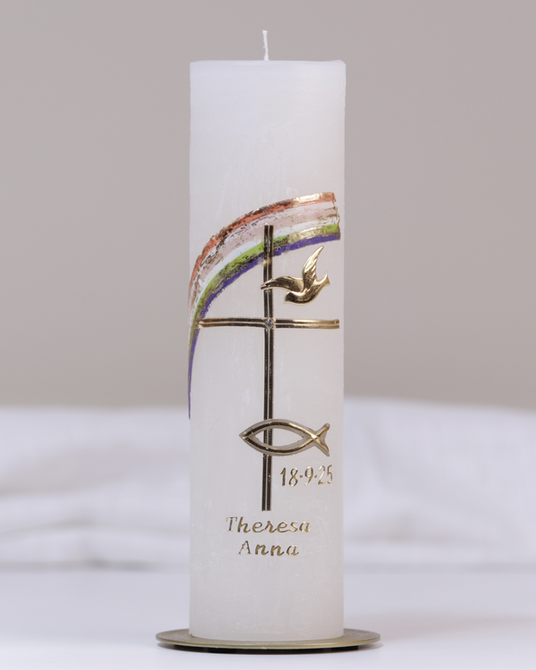 Elfenbeinfarbene Taufkerze mit goldener Verzierung aus Kreuz, Regenbogen, Taube und Fisch.