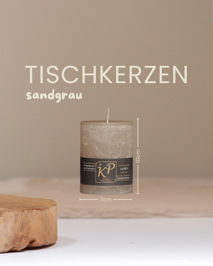 Tischkerze in sandgrau mit Angaben zu Höhe und Durchmesser.