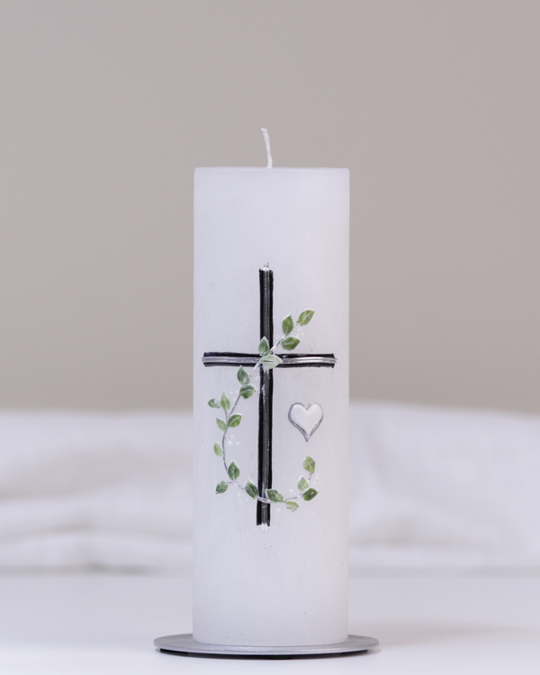 Weiße Trauerkerze mit silbernem Kreuz, Herz und grüner Blätterranke – handgefertigt und geeist für eine stilvolle Erinnerung.