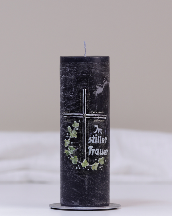 Schwarze Trauerkerze mit silbernem Kreuz, Blätterranke und Schriftzug „In stiller Trauer“ – liebevoll von Hand gegossen.
