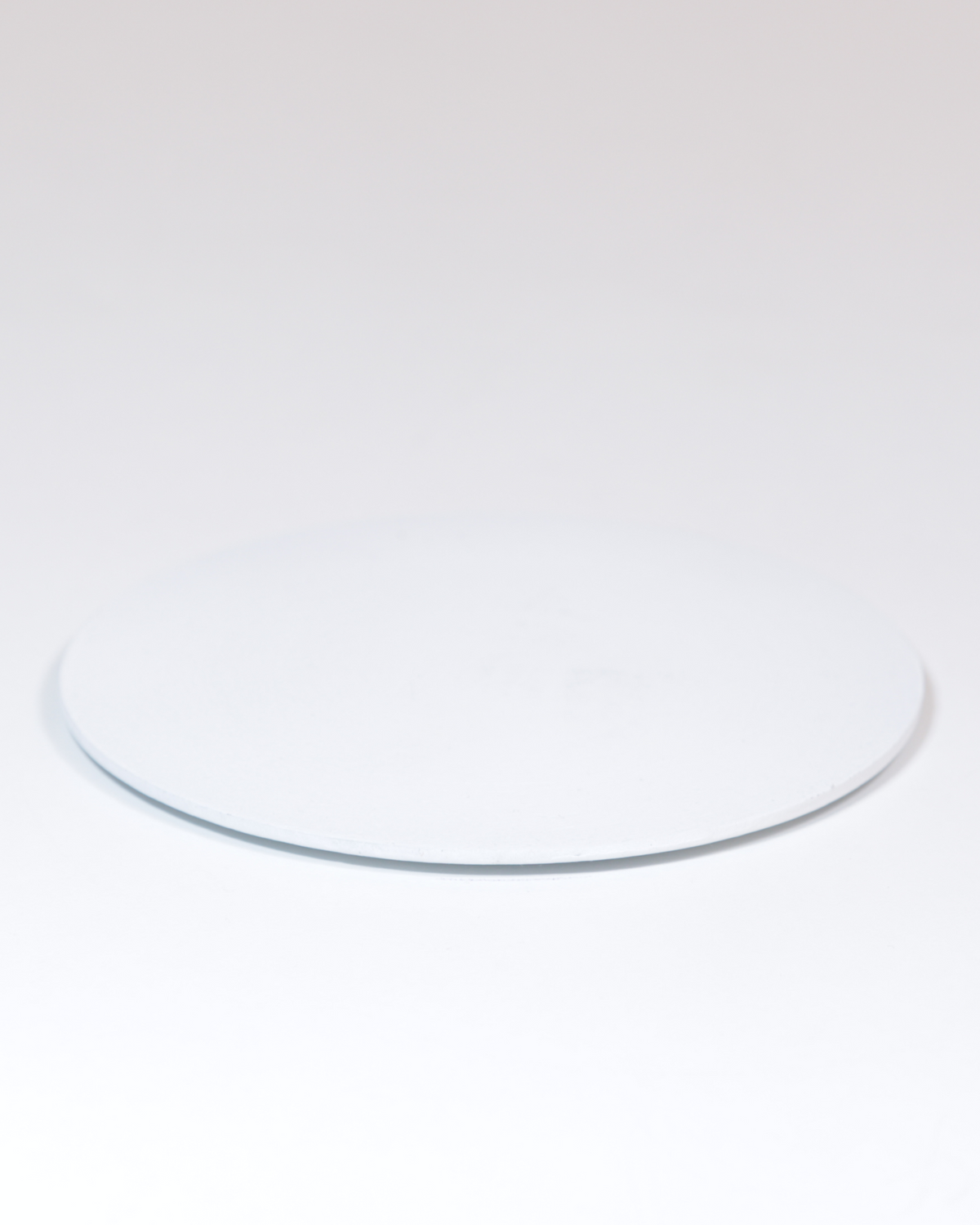 Kerzenteller aus gebürstetem Aluminium in Weiß, schlichtes rundes Design.