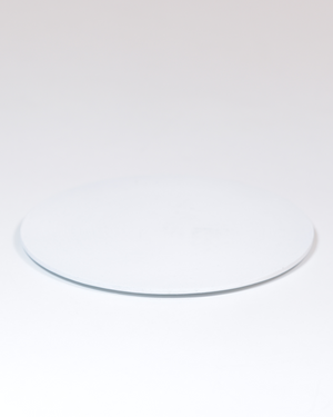 Kerzenteller aus gebürstetem Aluminium in Weiß, schlichtes rundes Design.