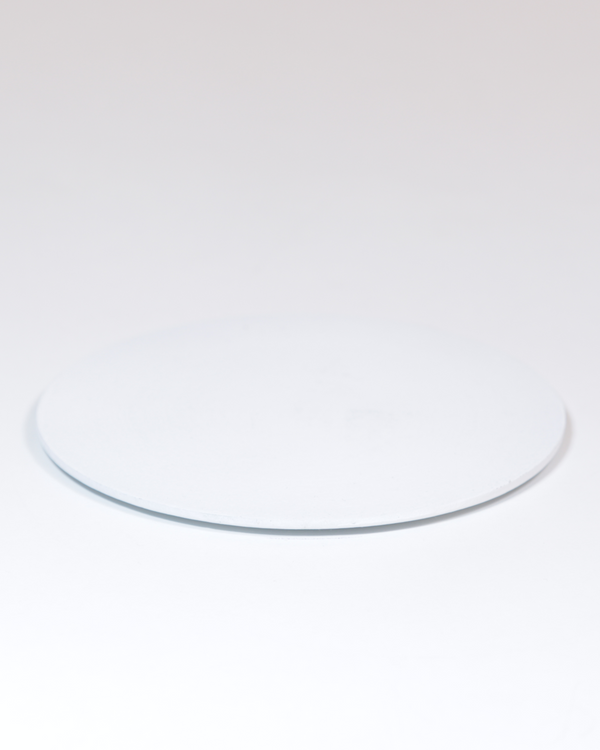 Kerzenteller aus gebürstetem Aluminium in Weiß, schlichtes rundes Design.