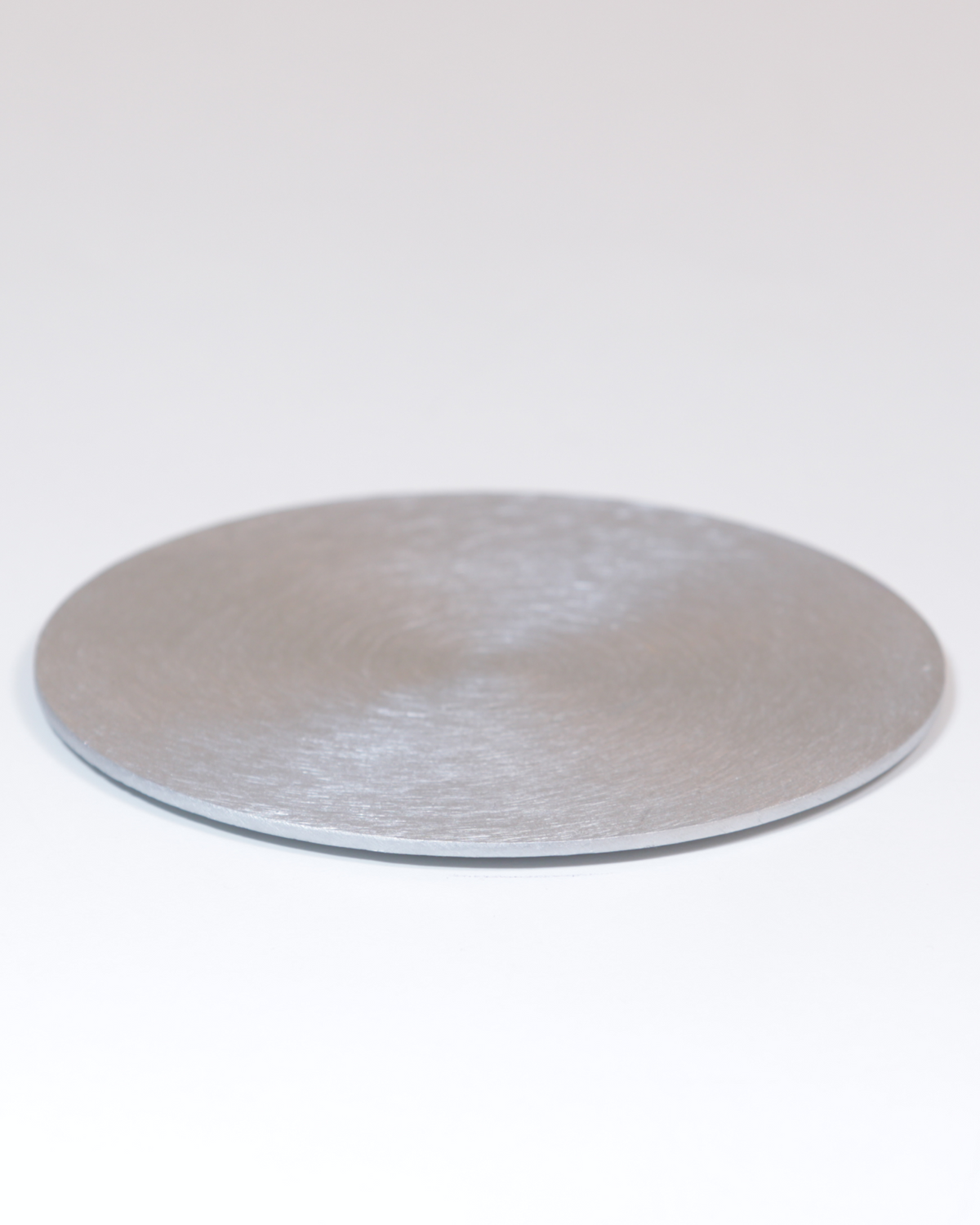Kerzenteller aus Aluminium, gewölbt, silberfarben in der großen Größe.