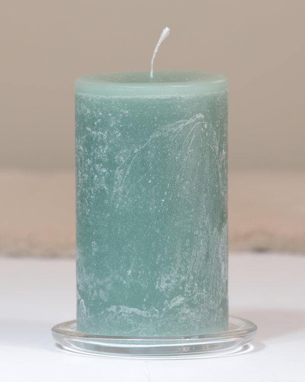 Kerzenteller aus klarem Glas mit glatter Oberfläche in der großen Größe mit Kerze.