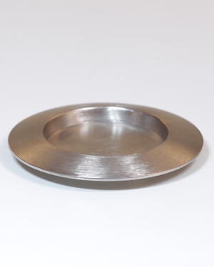 Kerzenteller aus Messing in mattem Silber.